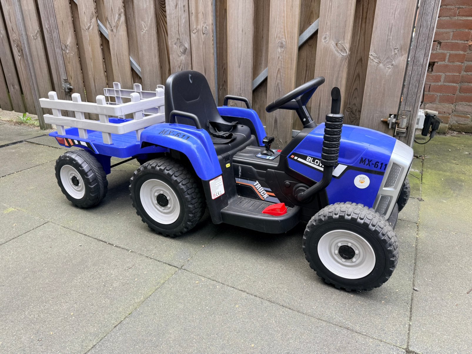 Nette Accu Tractor incl aanhanger usb muziek