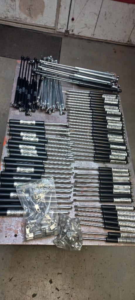 85 stuks Gasveren verschillende kracht en lengte eindstukken, Ophalen, Nieuw, Overige metalen