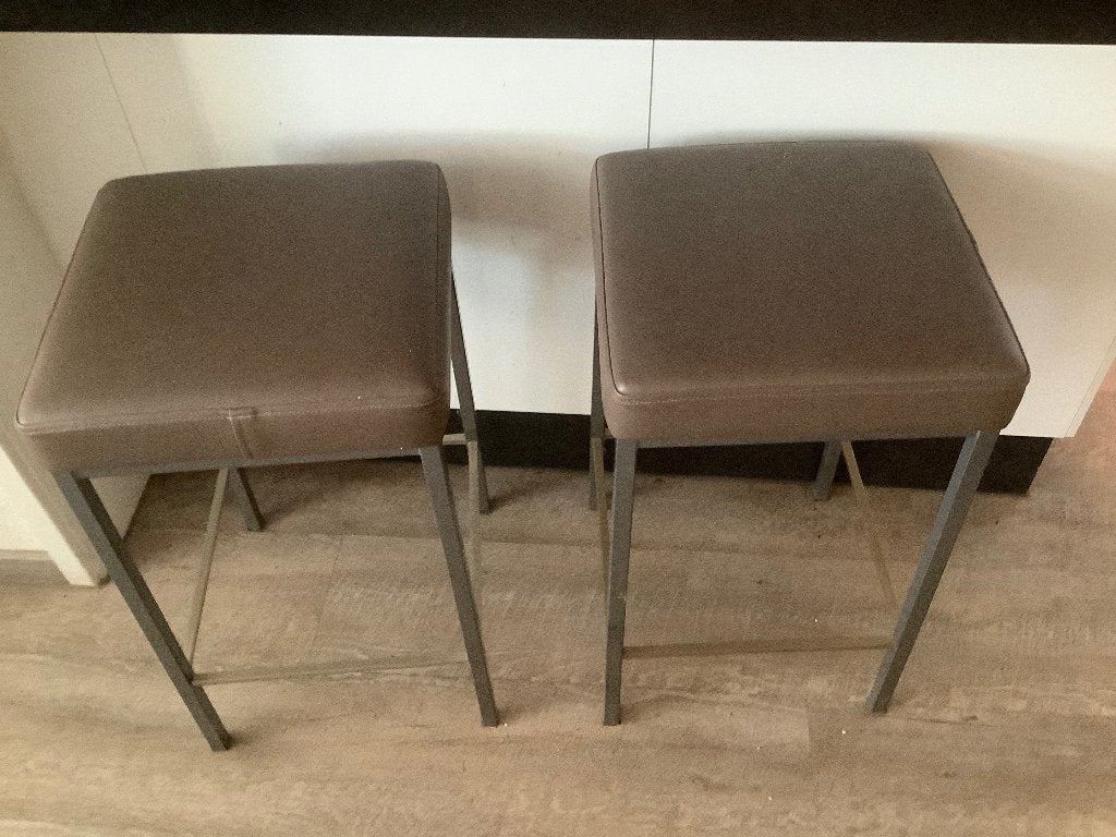 2 barkrukken echt leer, Huis en Inrichting, Ophalen, Met voetsteun, 60 tot 90 cm, Zo goed als nieuw