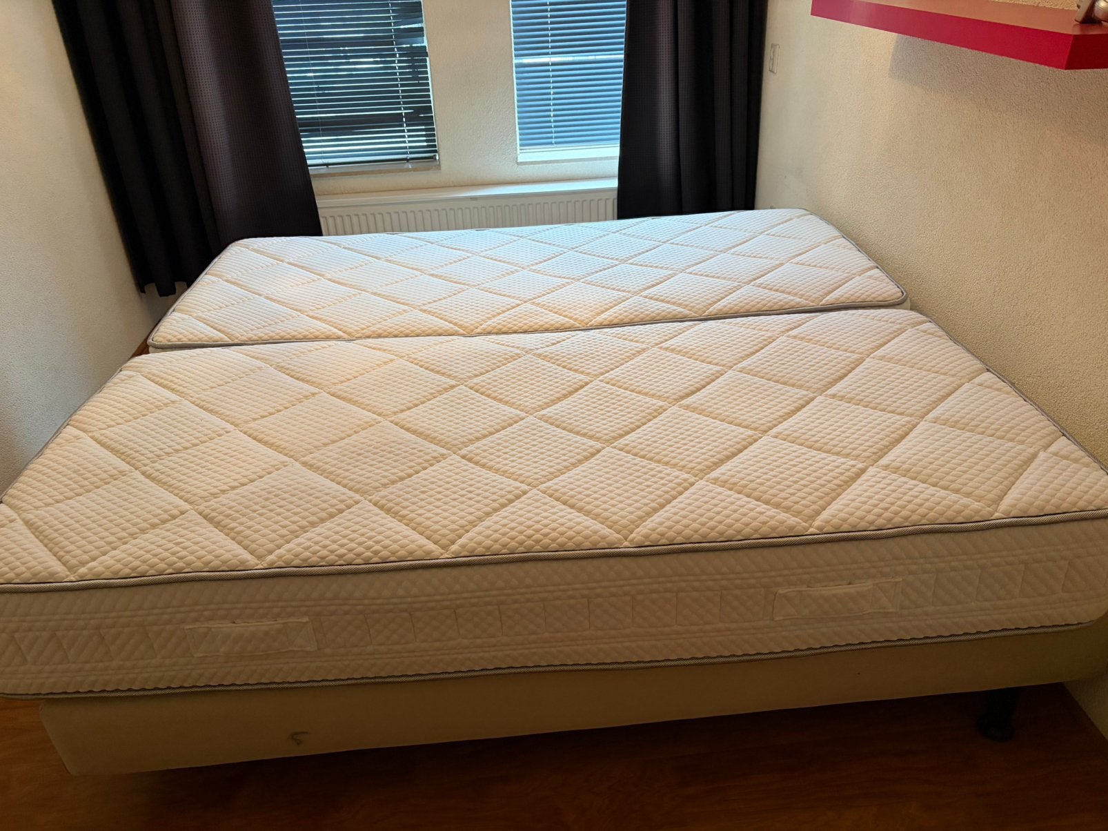 Gratis bed! Met zo goed als nwe matrassen aeromex twee stuks, Ophalen, 90 cm, Eenpersoons, Top merk matrassen van swiss sense