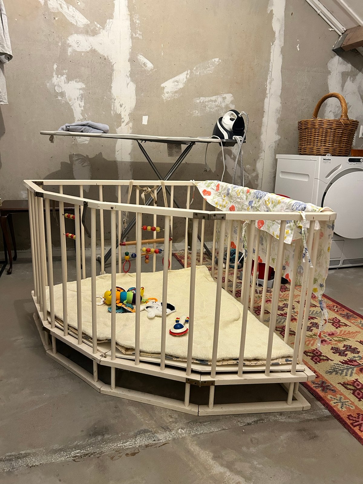 Houten box - driehoek - met boxkleed, Kinderen en Baby's, Boxen, Ophalen, Gebruikt, Driehoekig, Boxkleed