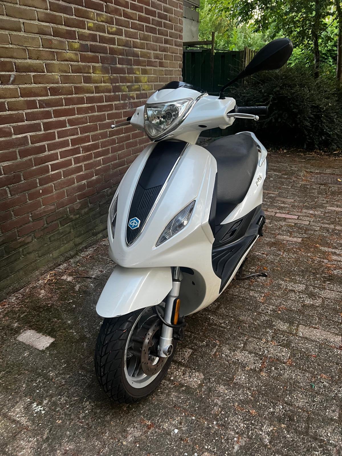 Piaggio New Fly 2013 • Wit • Snor, Ophalen, Zo goed als nieuw, Fly, Benzine