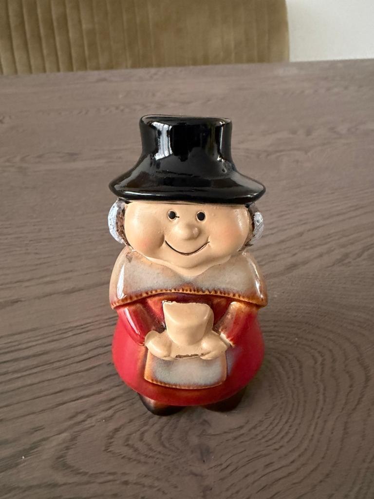 Spaarpot Welsh Lady, Verzamelen, Spaarpotten, Ophalen of Verzenden, Zo goed als nieuw, Steen, Aardewerk of Keramiek, Overige thema's