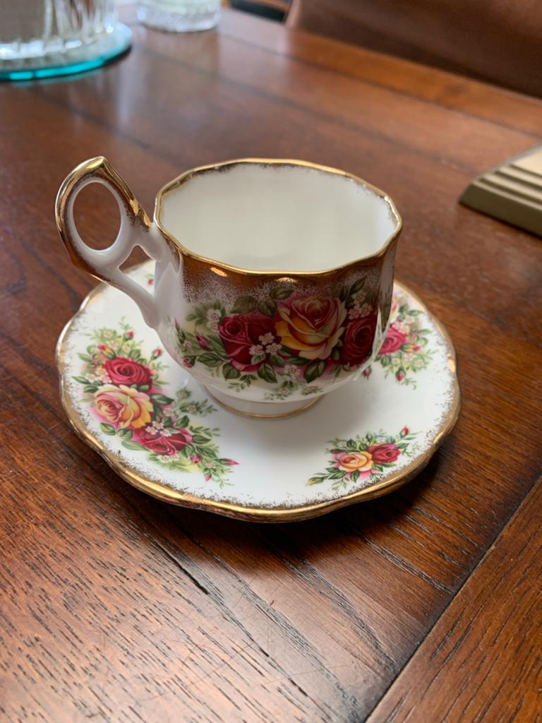 Kop en schotel Englisch Garden, Huis en Inrichting, Keuken | Servies, Ophalen of Verzenden, Porselein, Overige stijlen, Kop(pen) en/of Schotel(s)
