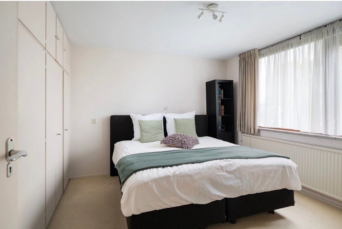 Comfortabel tweepersoonsbed met hoofdbord en kast., Ophalen, Zwart, Tweepersoons, Zo goed als nieuw