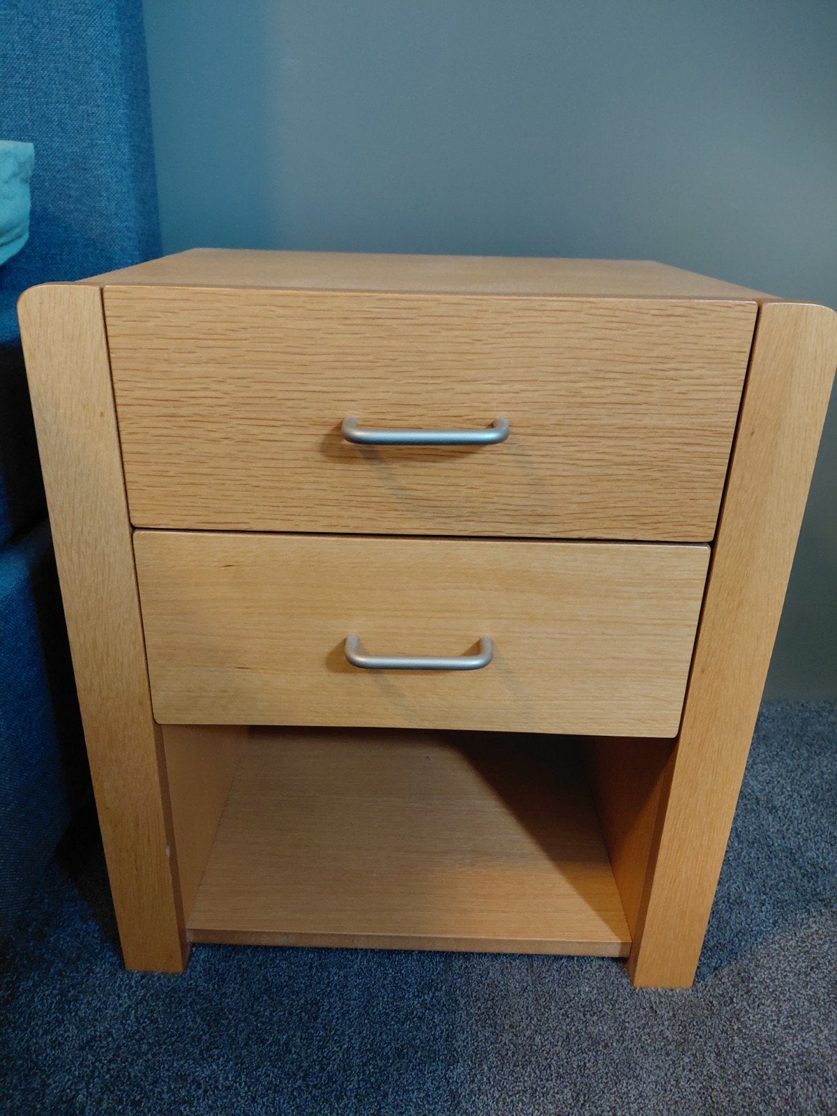 Houten nachtkastje met twee lades, Gebruikt, 45 tot 65 cm, Hout, 55 tot 70 cm