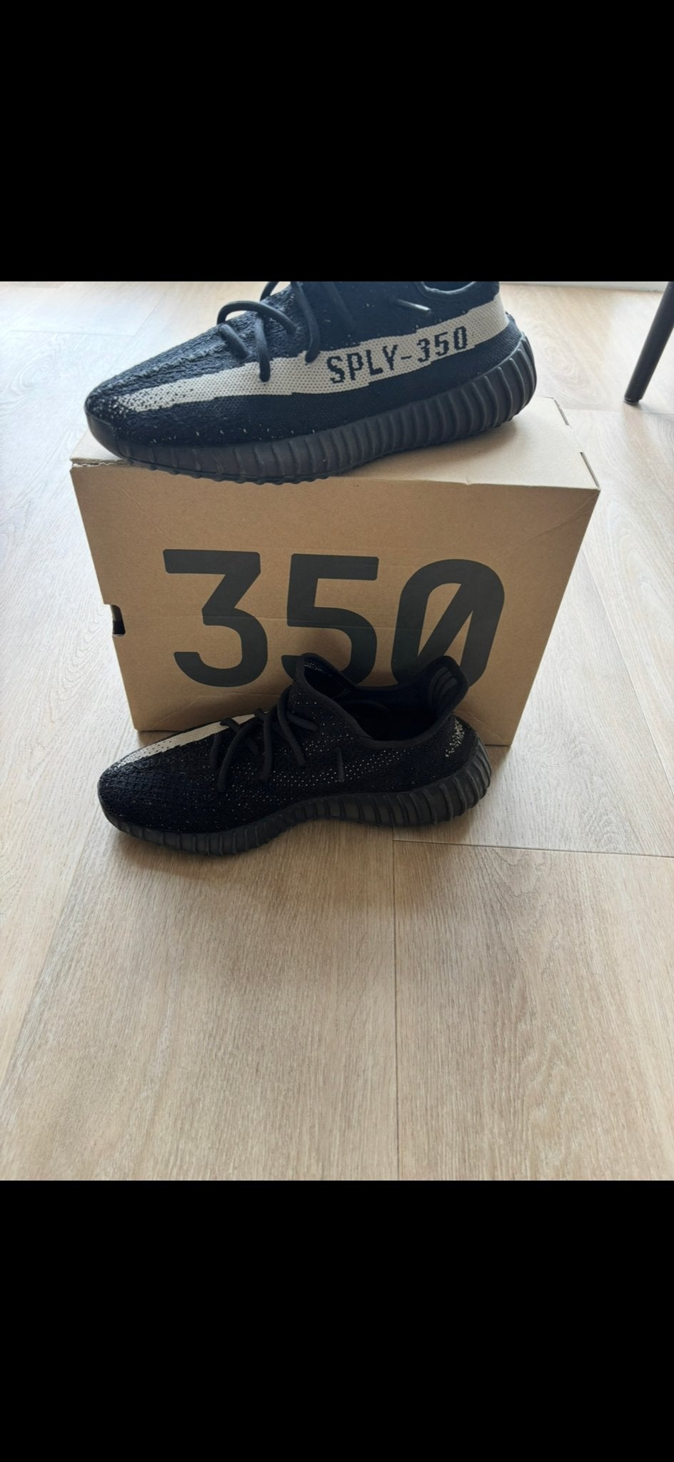 Adidas Yeezy Boost 350 V2 'Oreo' - Maat 42, Ophalen of Verzenden, Zo goed als nieuw, Zwart, Sneakers of Gympen