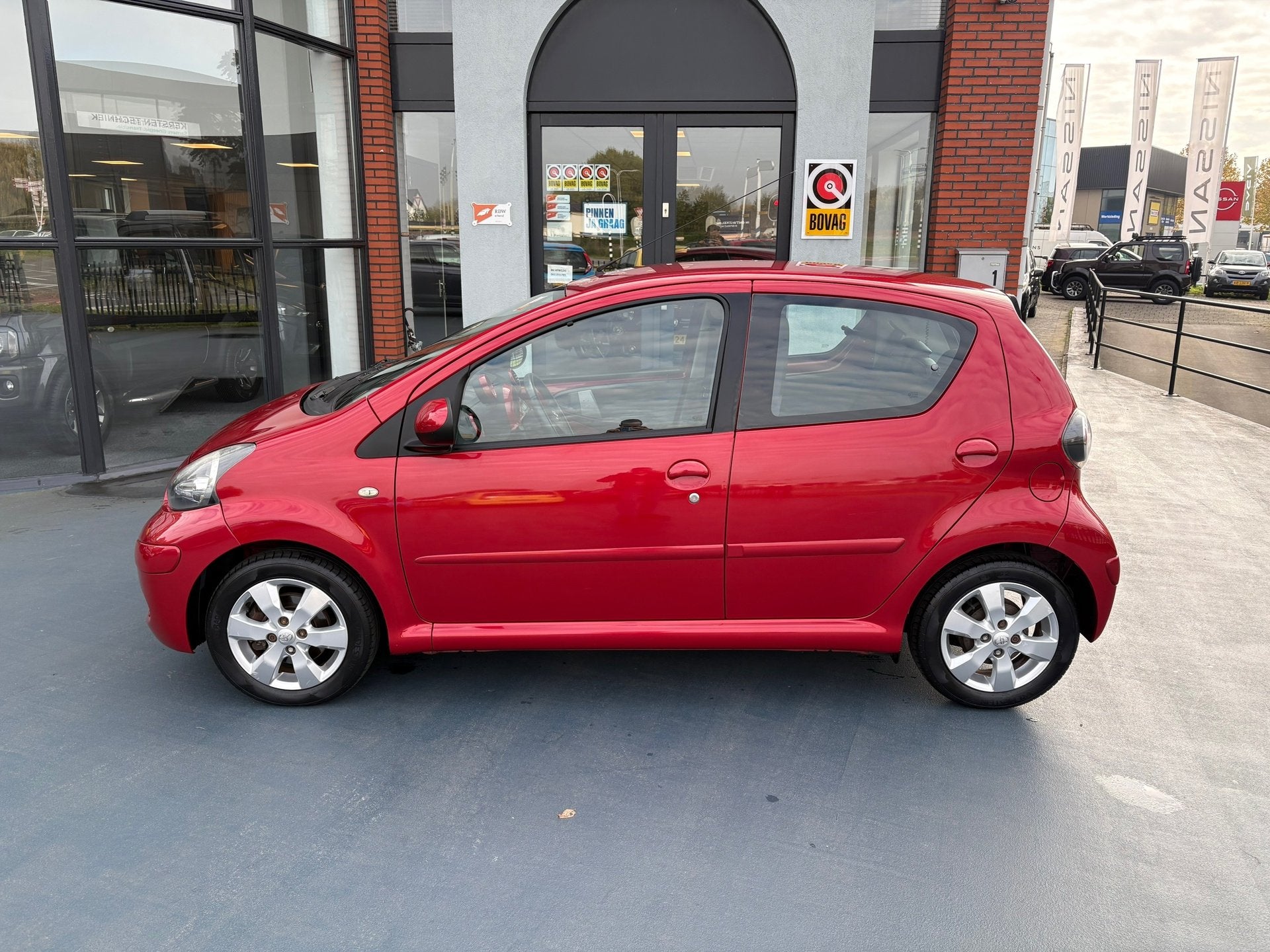 Toyota Aygo 1.0-12V Aspiration Red AIRCO LMV, Auto's, Voorwielaandrijving, Dealer onderhouden, Gebruikt, 4 stoelen