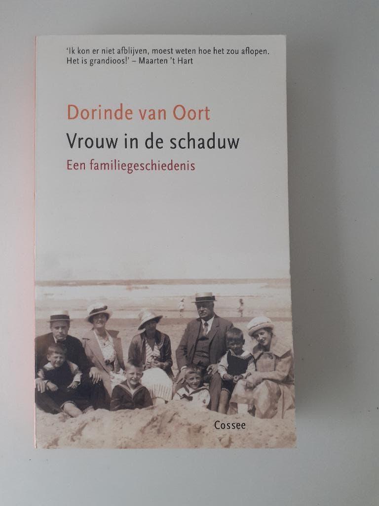 Vrouw in de schaduw - Dorinde van Oort, Boeken, Ophalen of Verzenden, Zo goed als nieuw