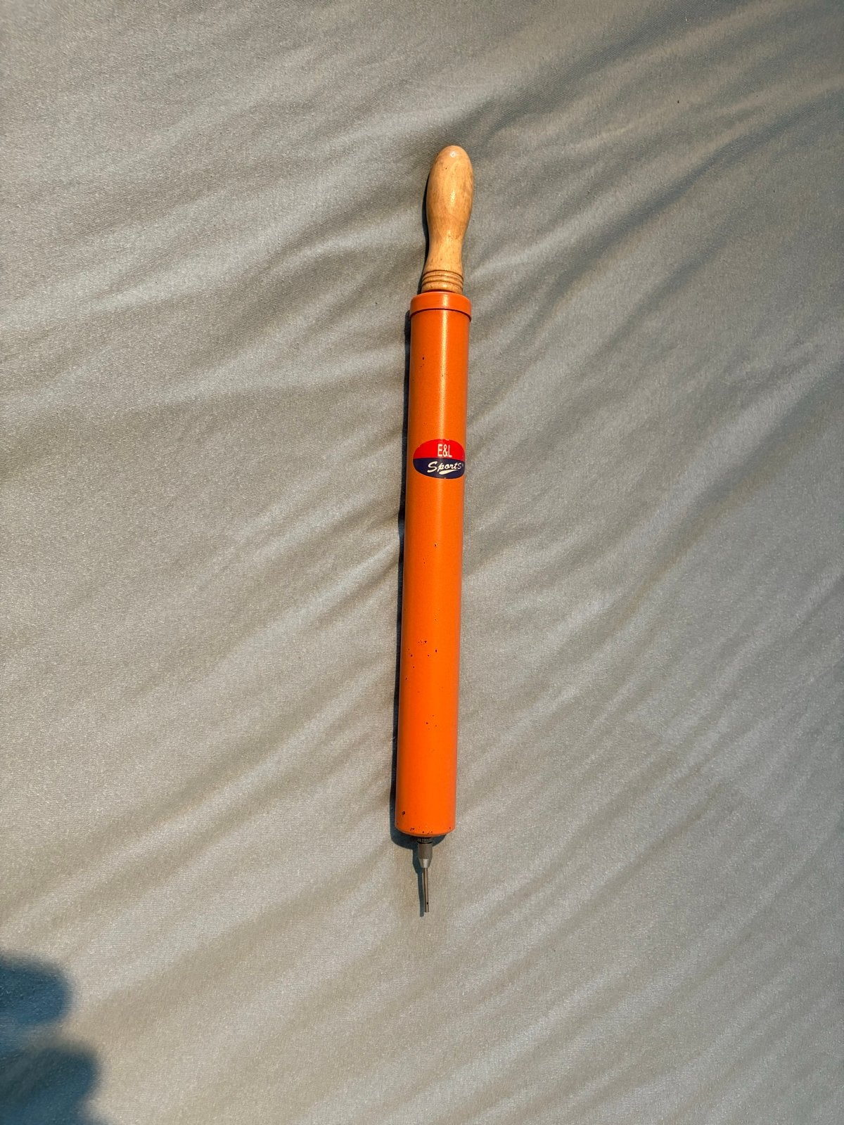Vintage E&L Sports Balpomp - Oranje met houten handvat, Ophalen of Verzenden, Gebruikt