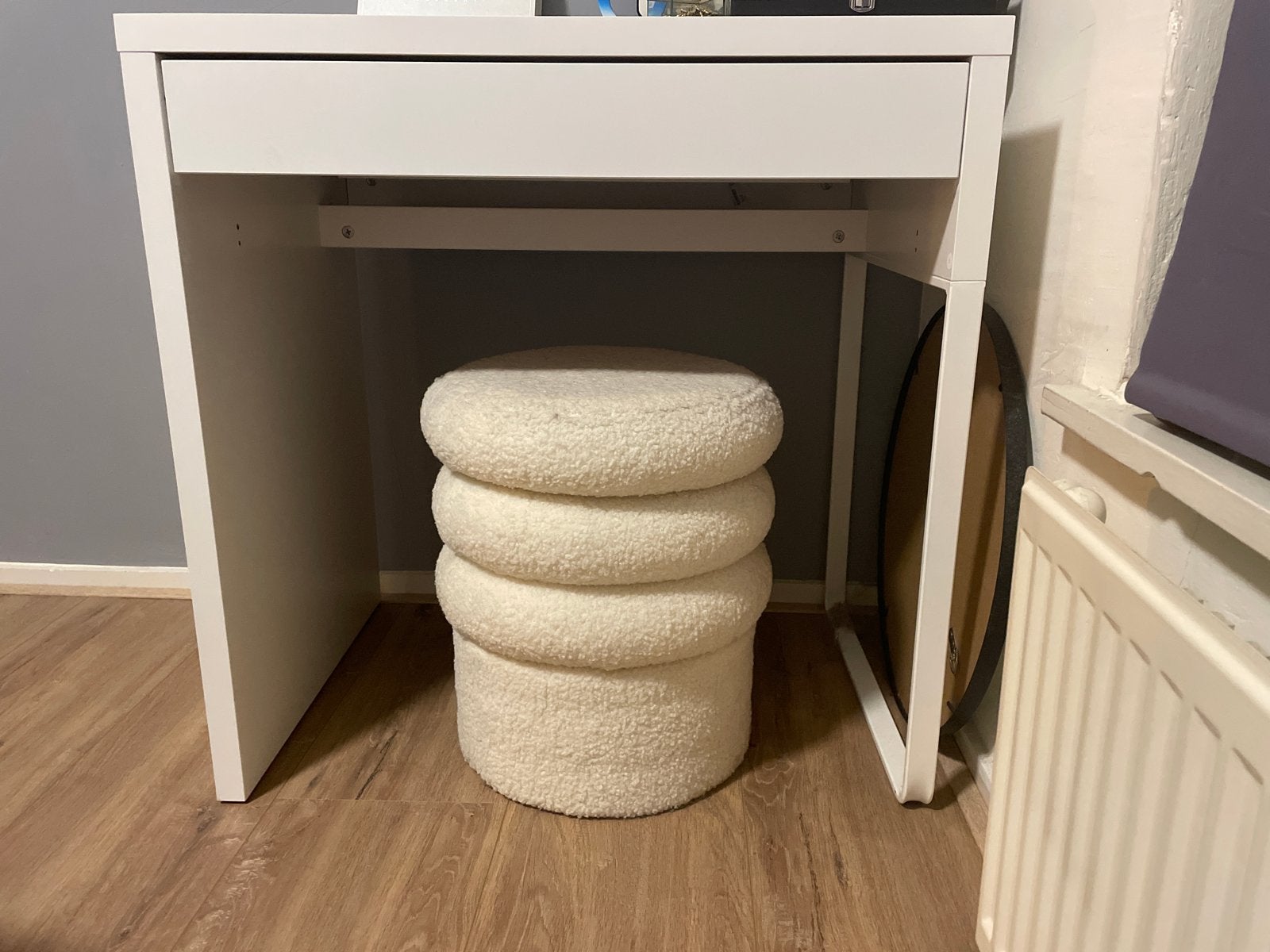 IKEA Micke Bureau met Xenos Poef - Wit, Huis en Inrichting, Ophalen, Gebruikt, Met lades, Spaanplaat of MDF