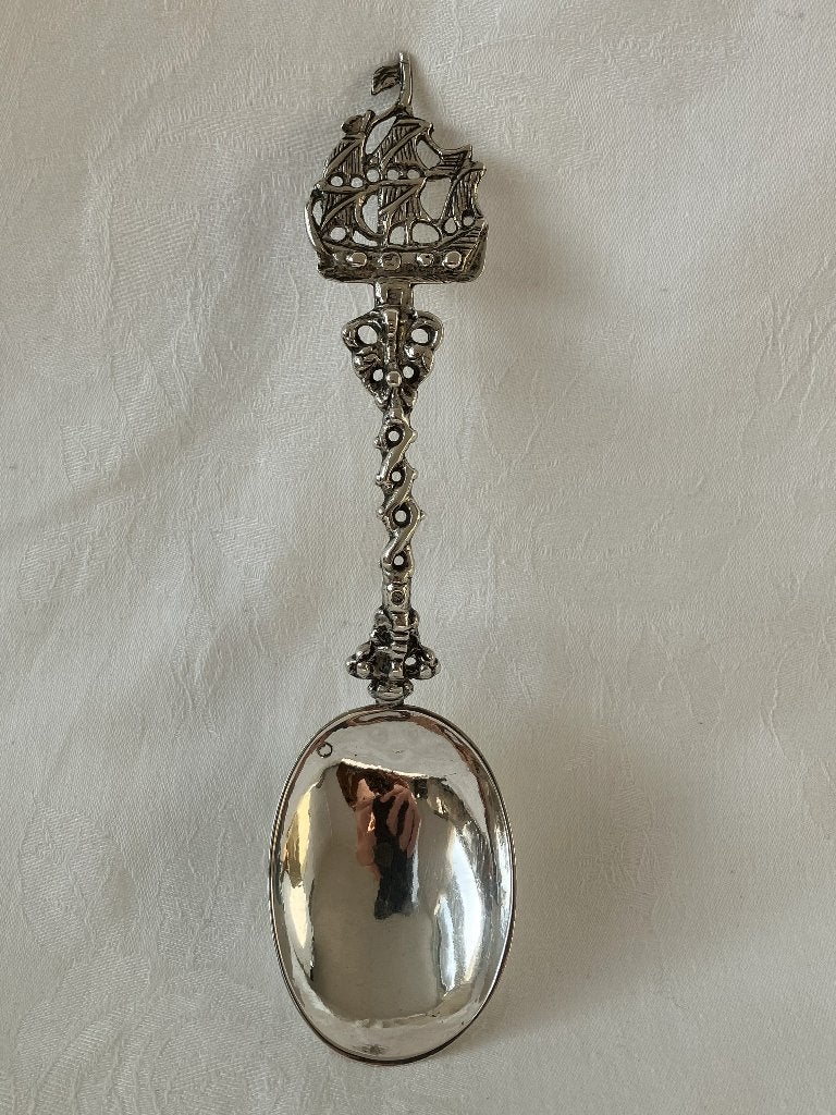 Antieke zilveren gelegenheidslepel met zeilschip, Antiek en Kunst, Verzenden, Zilver
