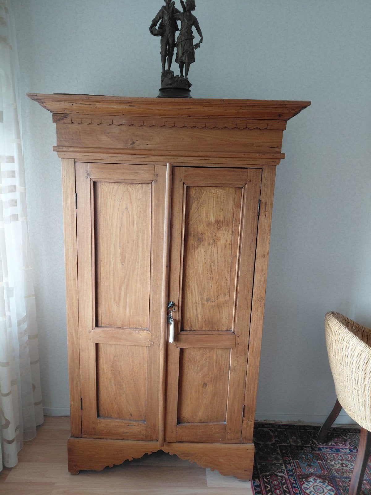 Antieke houten kast met twee deuren, Ophalen