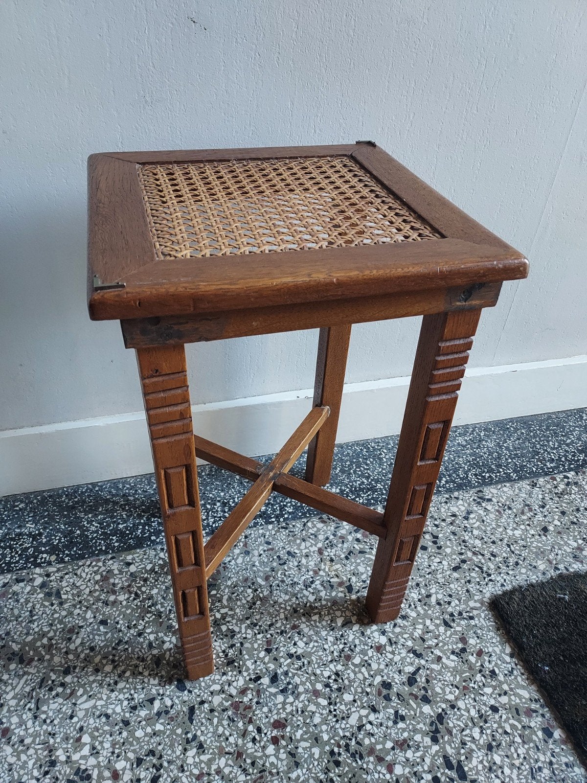 Vintage houten plantentafel met webbing, 52 cm hoog, Ophalen of Verzenden