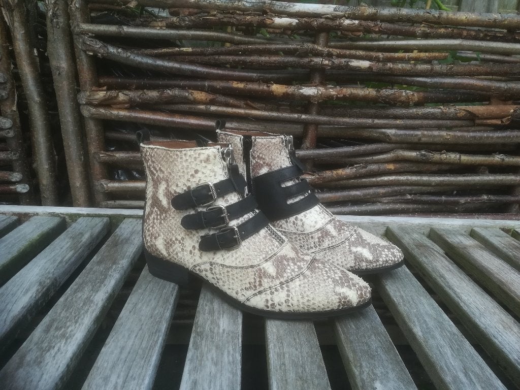 Nubikk Laarzen Leer Snake Beige maat 39, Nubikk, Beige, Lage of Enkellaarzen, Ophalen of Verzenden