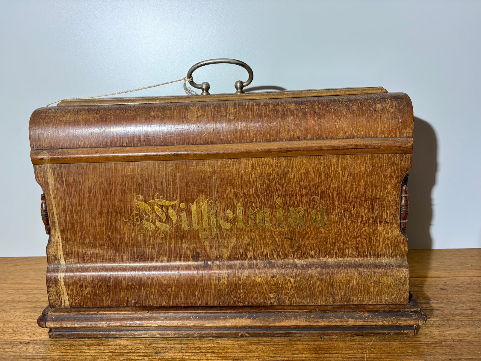 Antieke handnaaimachine Karlsruhe Wilhelmina.714, Ophalen