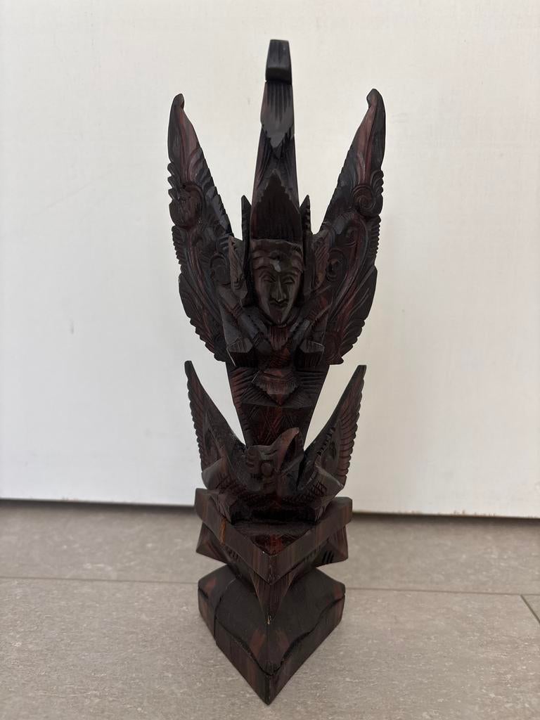 Balinees handgemaakt beeldhouwwerk/Hindoegod Vishnu, Overige onderwerpen, Ophalen of Verzenden, Handgemaakt, 20 - 50 cm