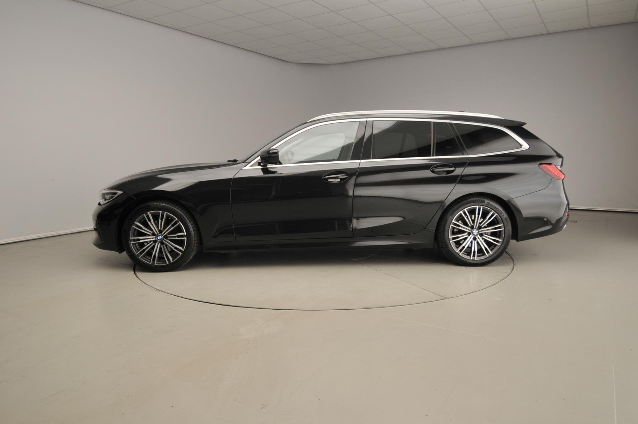 BMW 3 Serie Touring 320i | LED | Navigatie | Sportstoelen |, Automaat, Gebruikt, 4 cilinders, Zwart