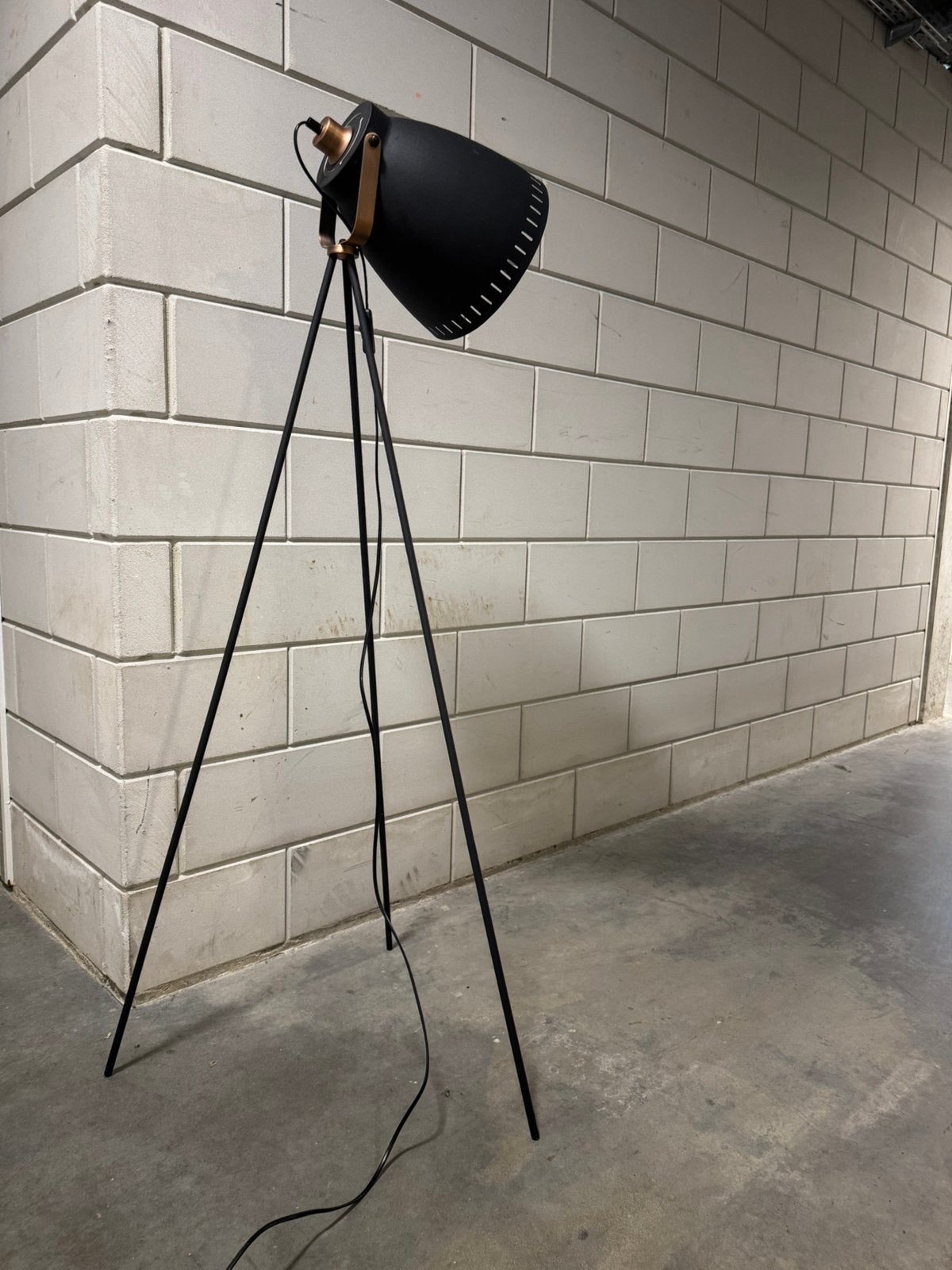 Vloerlamp zwart Leitmotiv Mingle | floor lamp, Huis en Inrichting, Lampen | Vloerlampen, Ophalen, 100 tot 150 cm, E27 (groot)