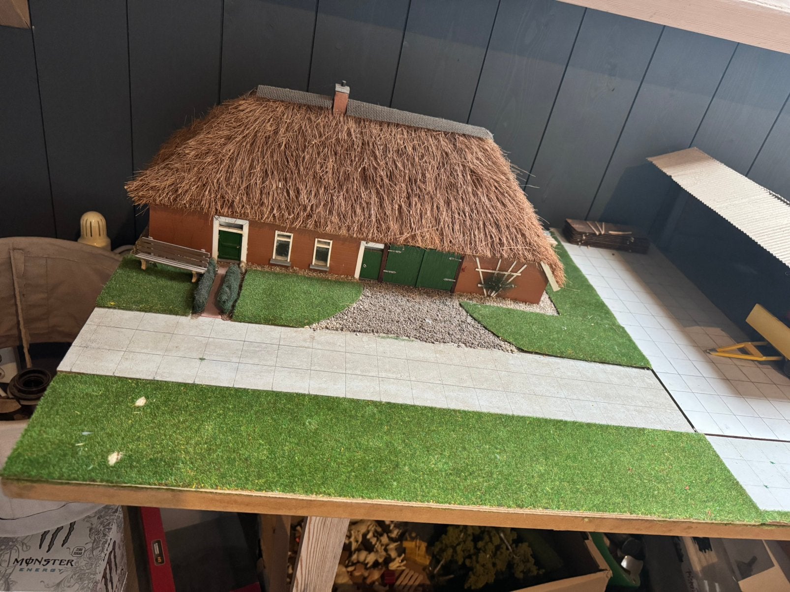 Diorama met huis en schuur 1:32, Ophalen, Steen of Klei, Zo goed als nieuw, Minder dan 5 m²