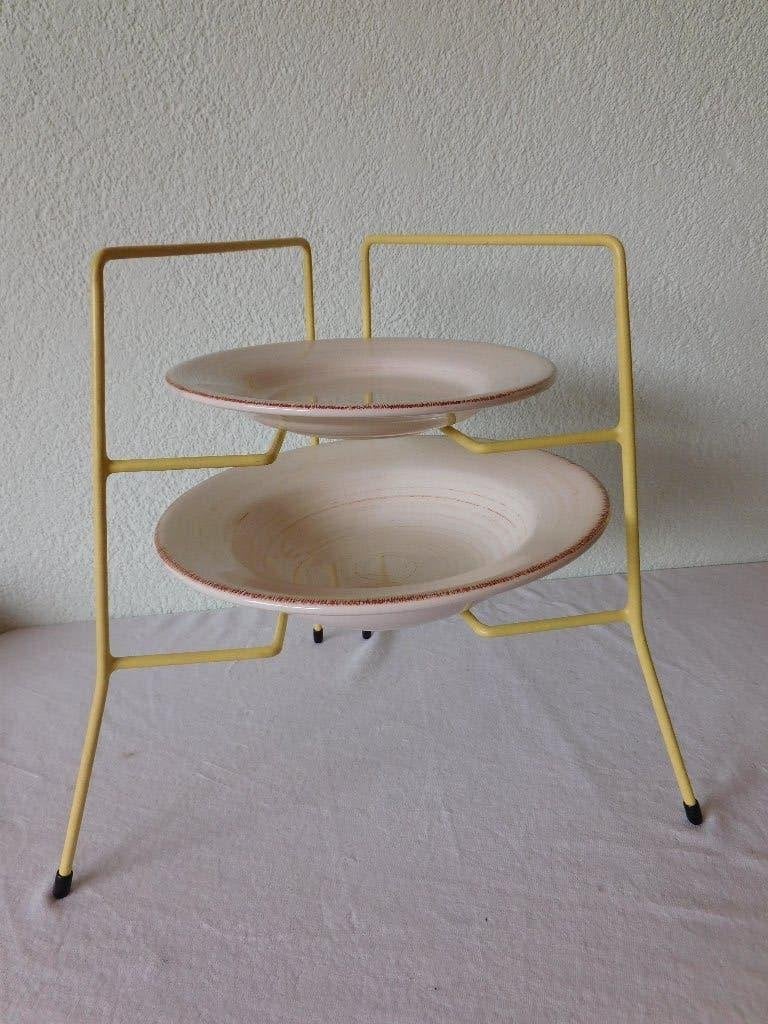 Vintage bordenrek van Tomado, licht geel met zwarte voetjes,, Ophalen of Verzenden, Overige typen