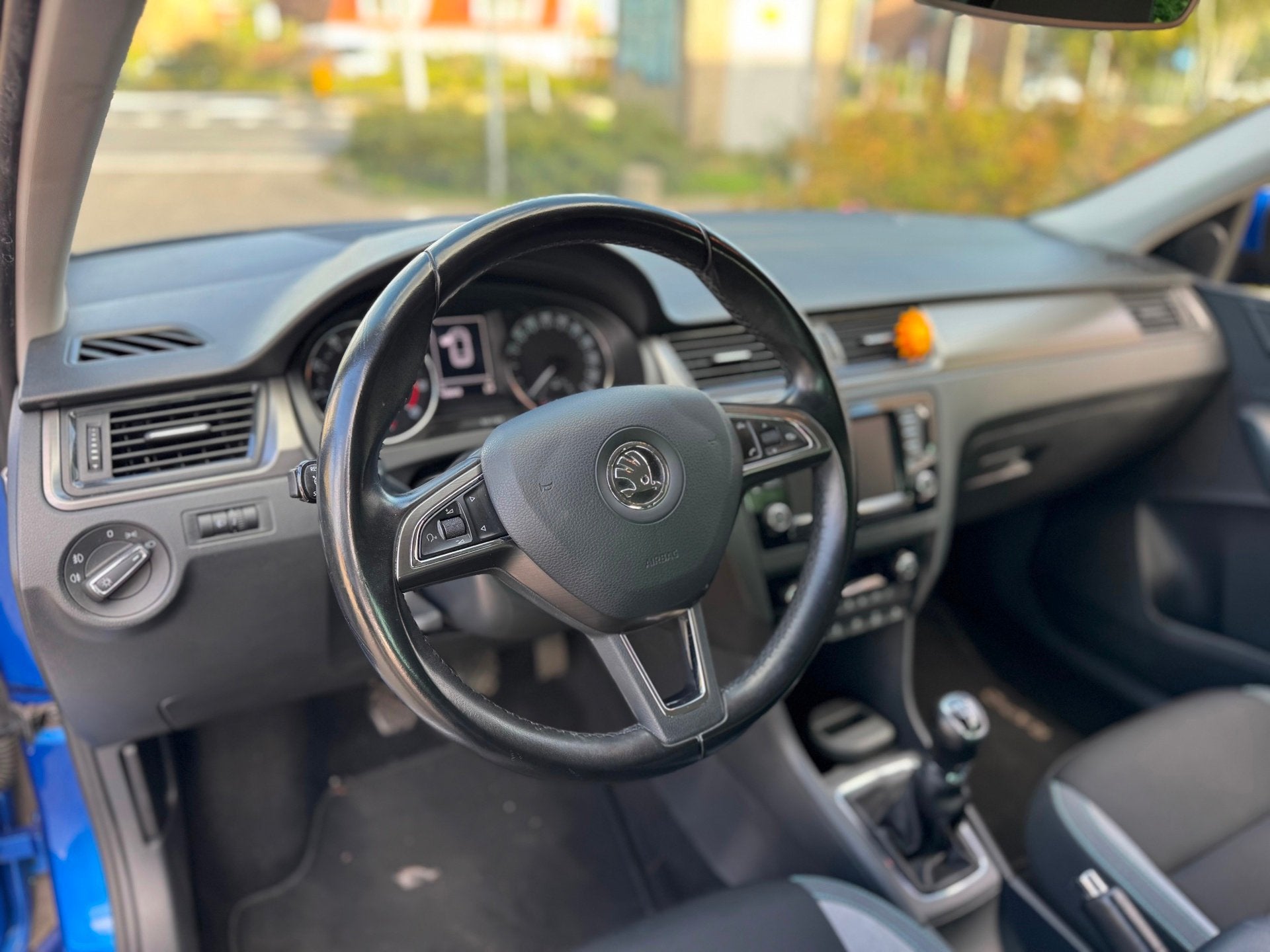Skoda Rapid Spaceback 1.2 TSI Greentech JOY / airco / navi /, Auto's, Dealer onderhouden, Gebruikt, Euro 6, Blauw