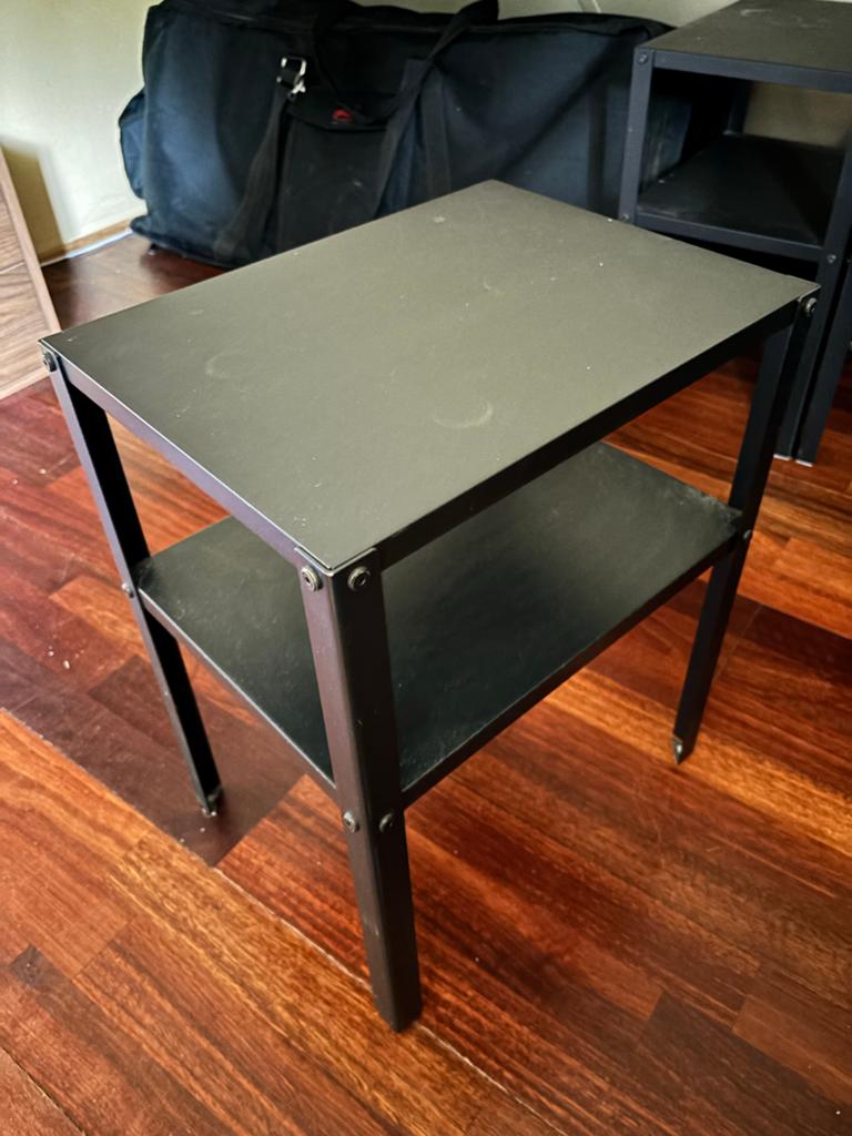3x Zwarte bijzettafel/nachtkastje met 2 niveaus, Minder dan 55 cm, Gebruikt, Metaal of Aluminium, Rechthoekig