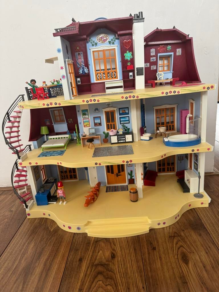 Groot Playmobil poppenhuis met meubels, Ophalen of Verzenden, Gebruikt, Poppenhuis