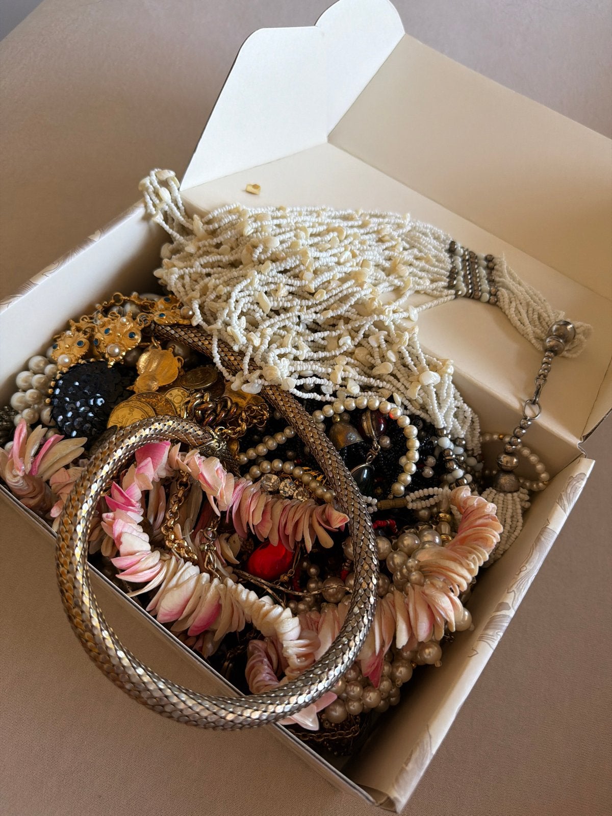 Grote doos vol vintage sieraden (jaren '50-'70), Ophalen of Verzenden, Overige materialen, Overige typen