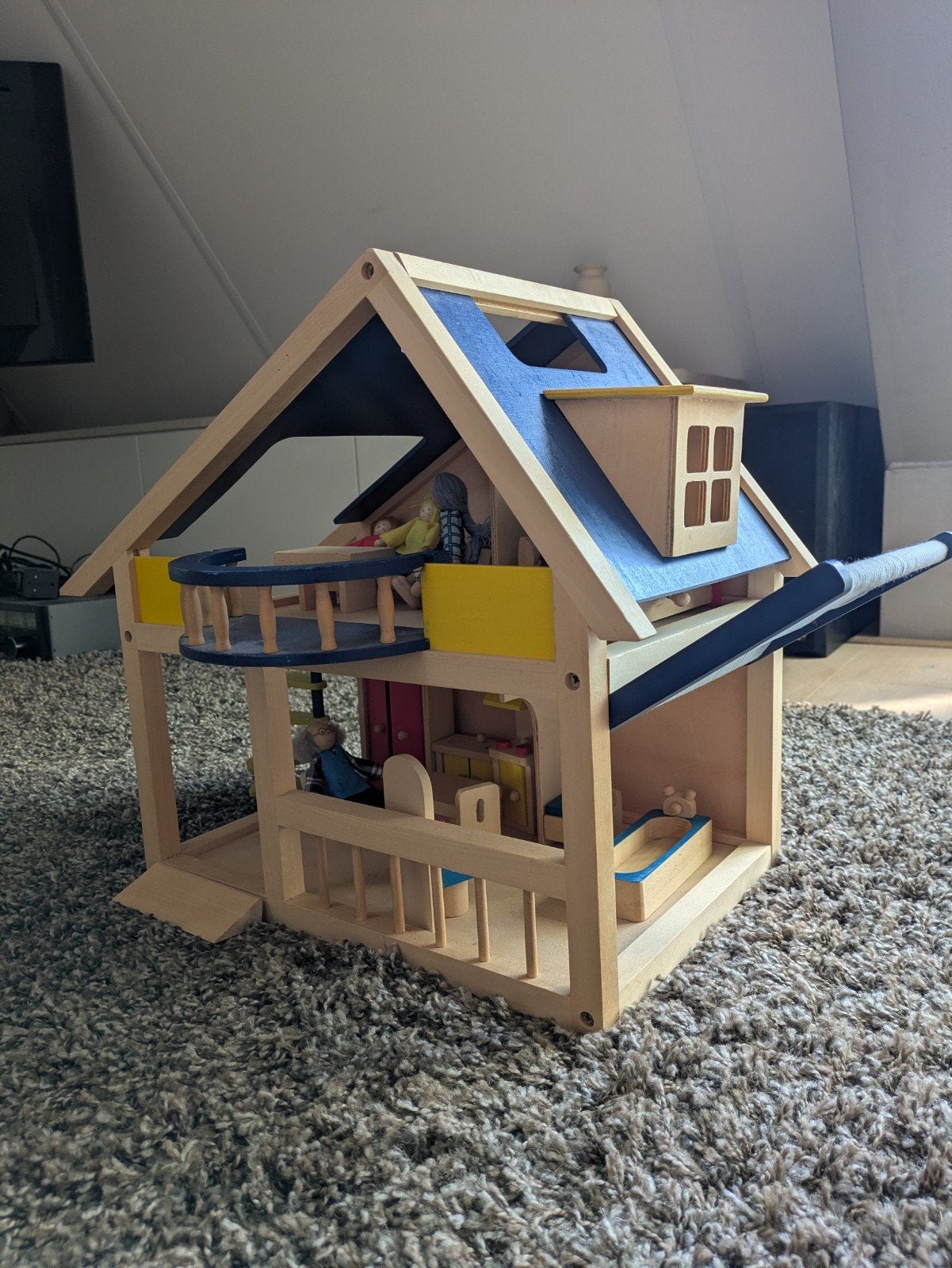 Houten Poppenhuis met Meubels en Poppen, Ophalen, Gebruikt, Poppenhuis