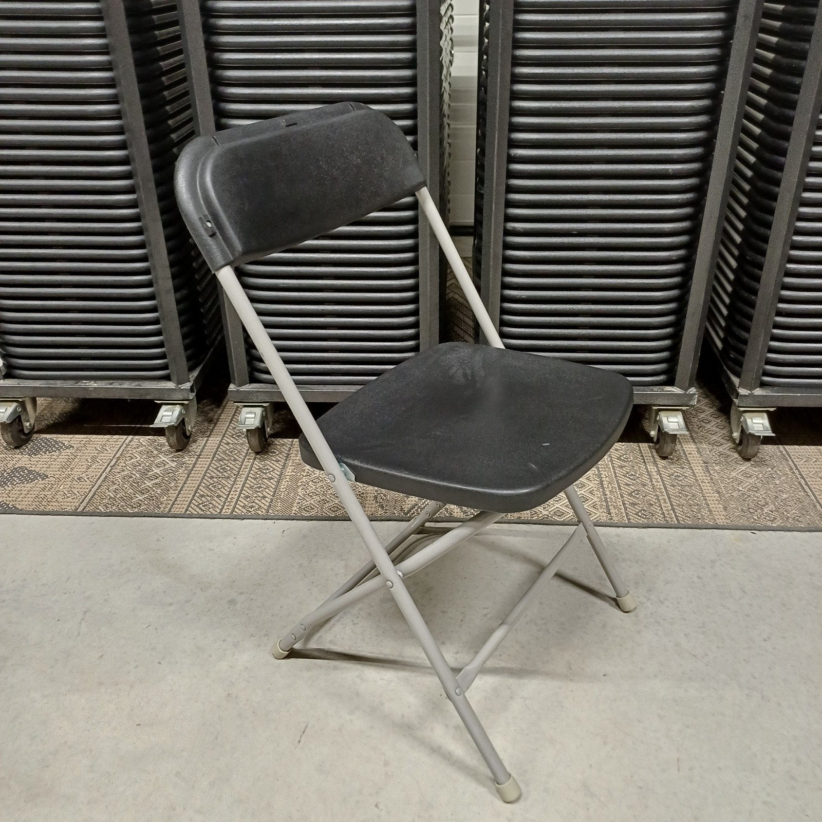 200 x stoelen klapstoelen + karretjes, Ophalen, Gebruikt, Grijs, Vijf, Zes of meer stoelen