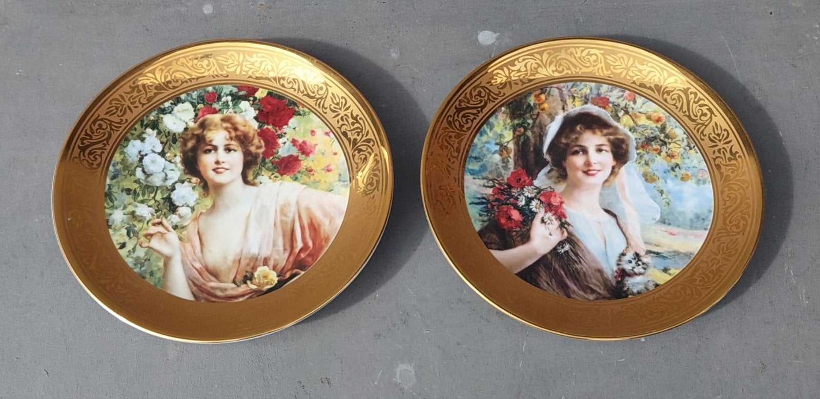 2 Royal Worcester decoratieve borden 'Flower Maidens', Ophalen of Verzenden, Porselein, Bord of Schaal