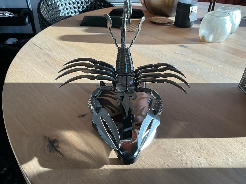 Metalen schorpioen sculptuur op standaard, Antiek en Kunst, Zilver, Overige onderwerpen, Ophalen of Verzenden, Handgemaakt