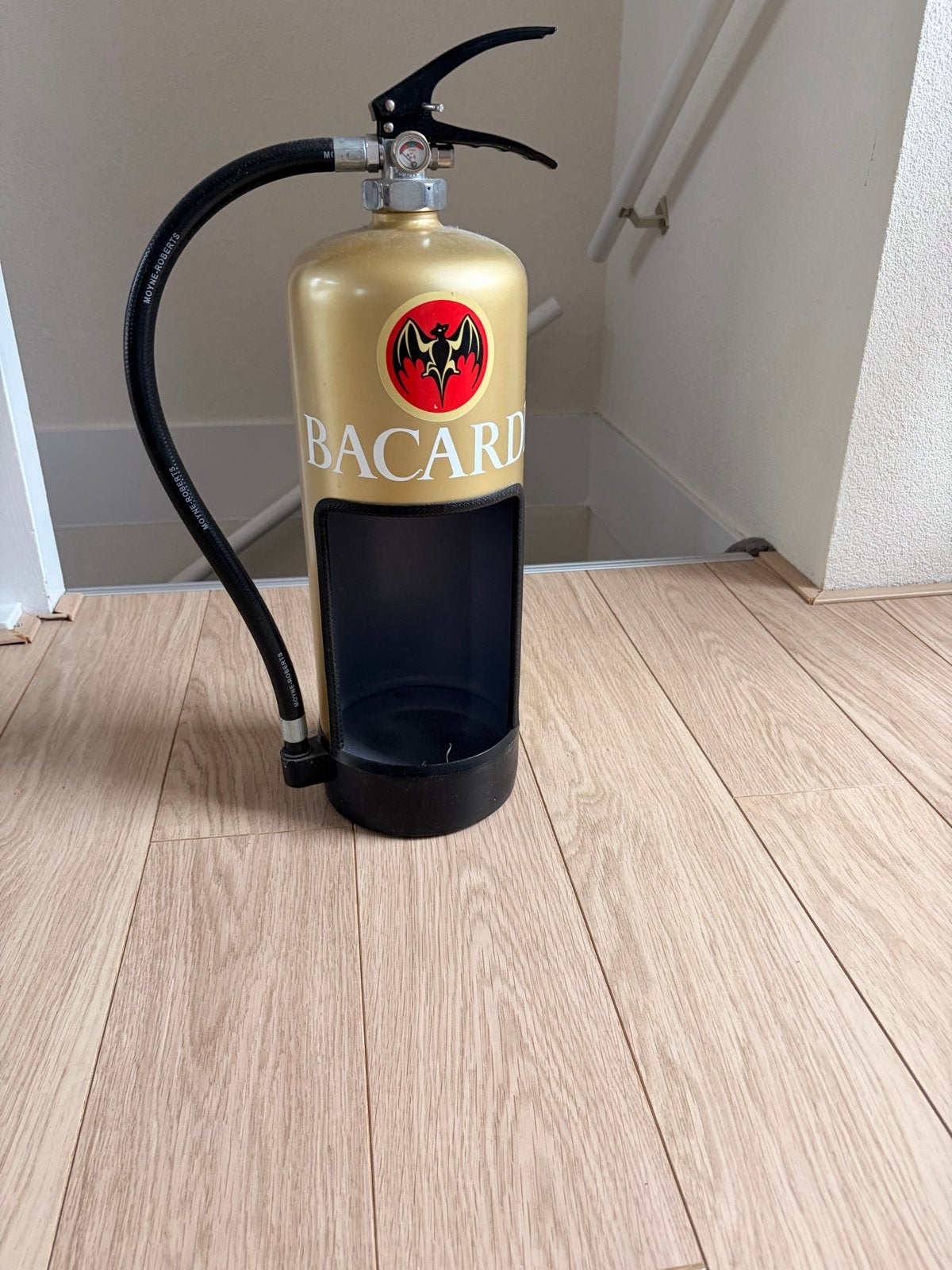 Bacardi decoratie brandblusser, Ophalen