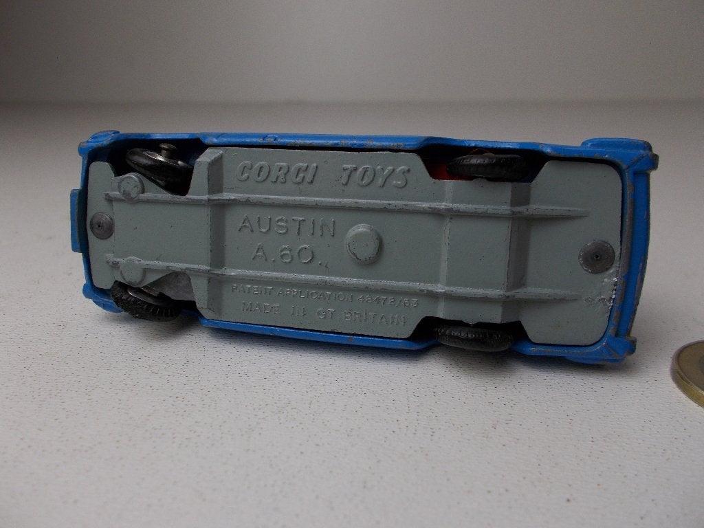 1964 Corgi Toys 255 AUSTIN A-60 MOTOR SCHOOL CAR + 2 FIGURES, Ophalen of Verzenden, Gebruikt, Auto, Corgi