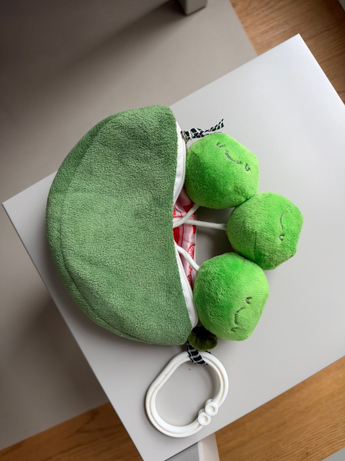 Knisperknuffeltje baby erwtjes, Kinderen en Baby's, Ophalen of Verzenden, Zo goed als nieuw, Rammelaar