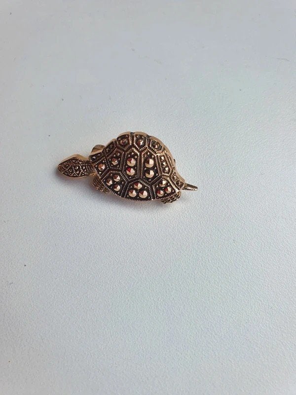 Vintage GLOBUS Schildpad Broche Marcasiet Goudkleurig, Ophalen of Verzenden, Zo goed als nieuw, Goud, Overige materialen