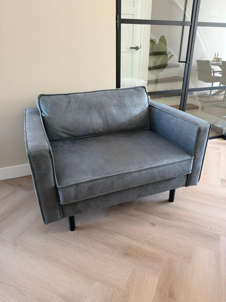 Stoel blauw met zwarte stalen poten, Ophalen, Eenpersoons, 75 tot 100 cm, Zo goed als nieuw