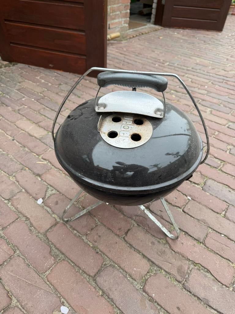 Een zwarte Weber houtskoolbarbecue., Ophalen of Verzenden