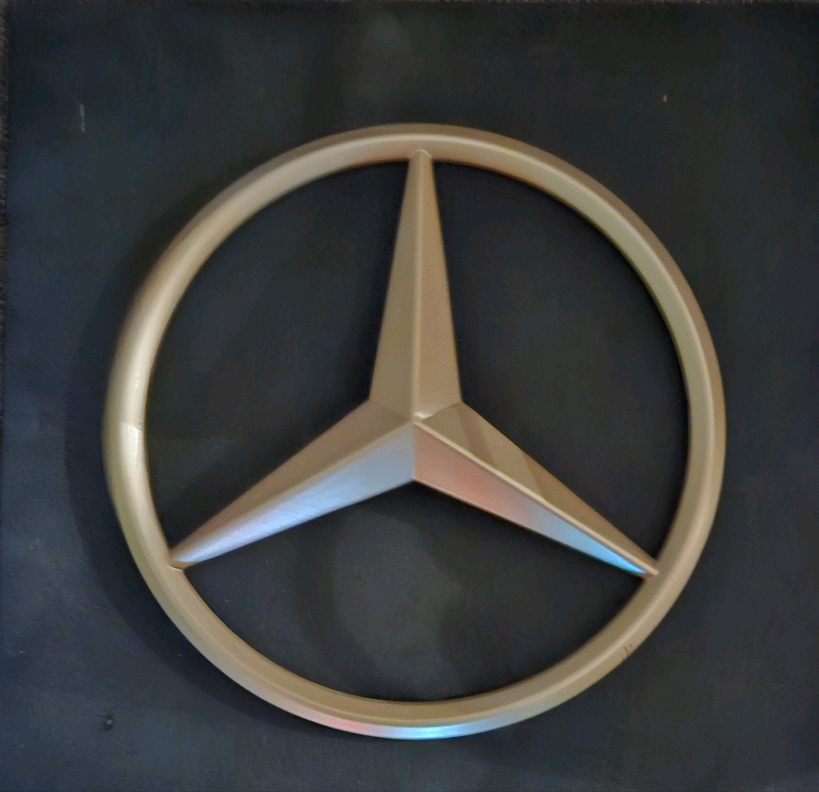 Kunst: Origineel Mercedes logo op zwart frame, goud, Ophalen of Verzenden