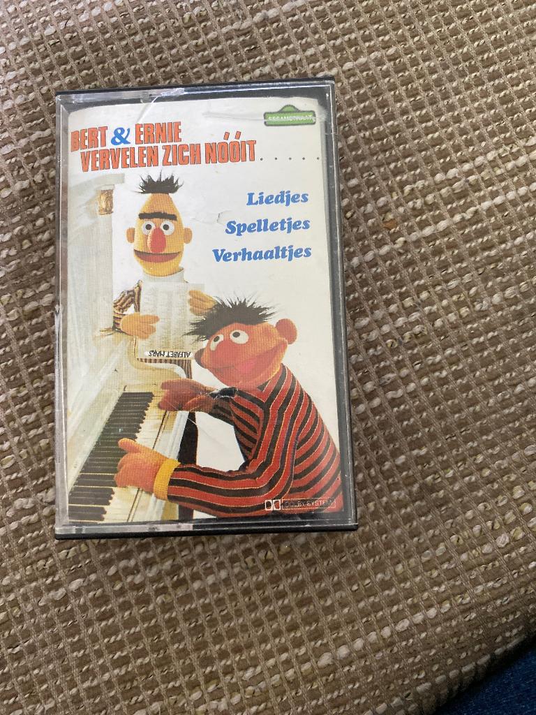 Bert & Ernie : Vervelen Zich Nooit ( cassette), Cd's en Dvd's, Cassettebandjes, Ophalen of Verzenden, Zo goed als nieuw, 1 bandje