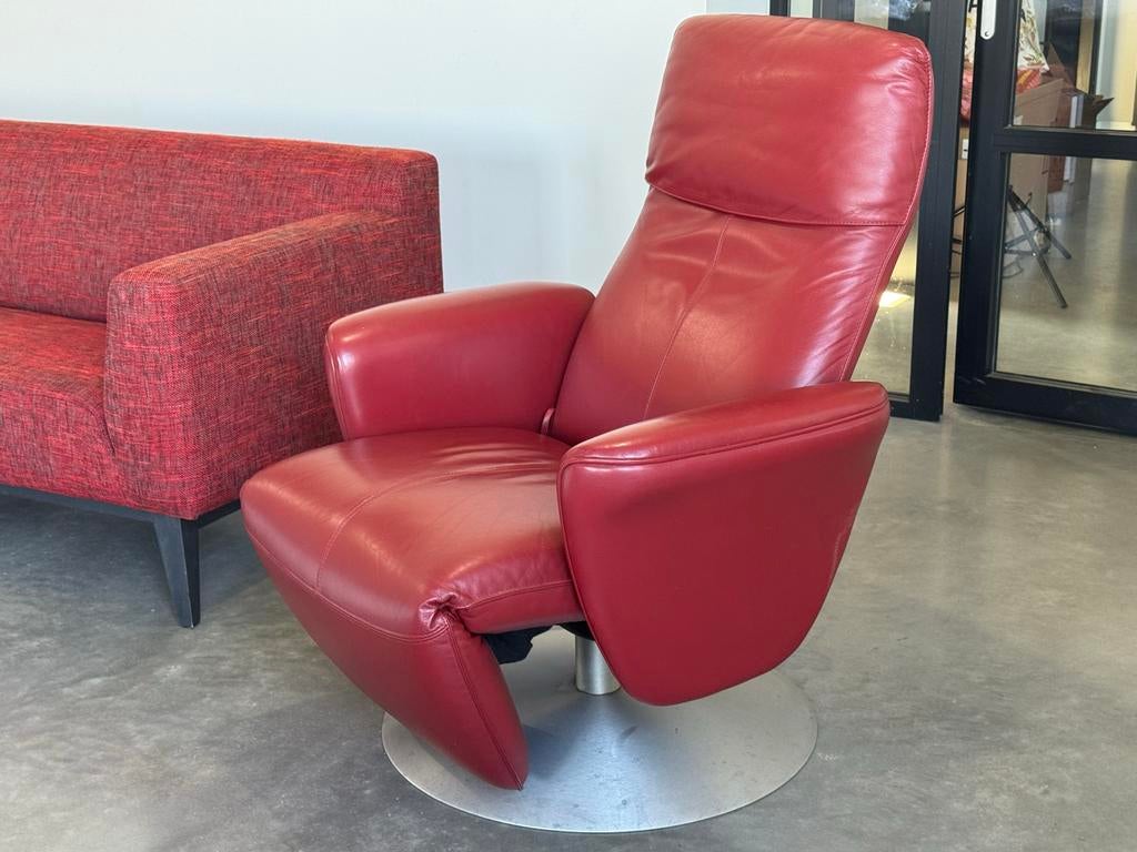 Leolux relax fauteuil rood leer. In nette gebruikte staat!