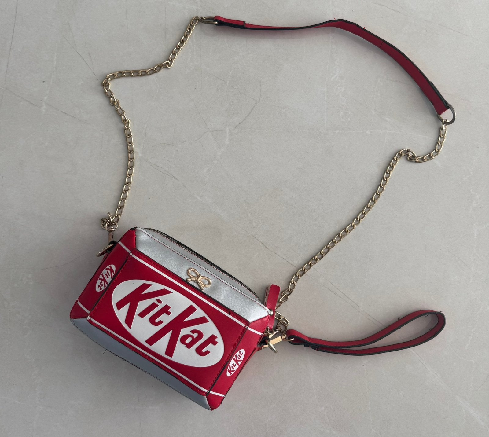 Unieke handtas kitkat reep rood zilver, Ophalen of Verzenden, Gebruikt, Rood, Handtas