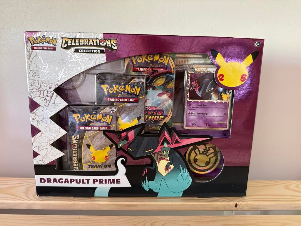 Pokémon Celebrations Dragapult Prime Collection Box, Ophalen of Verzenden, Nieuw, Overige typen, Foil