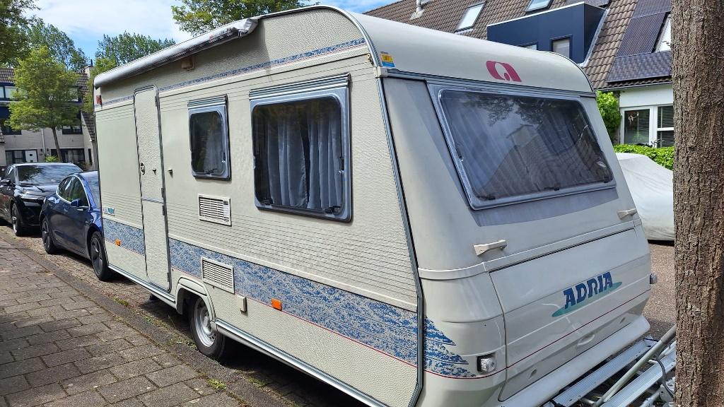 caravan Adria lichtgewicht incl. tent, luifel en fietsenrek, Omvormbare zithoek, 750 - 1000 kg, Particulier, Adria