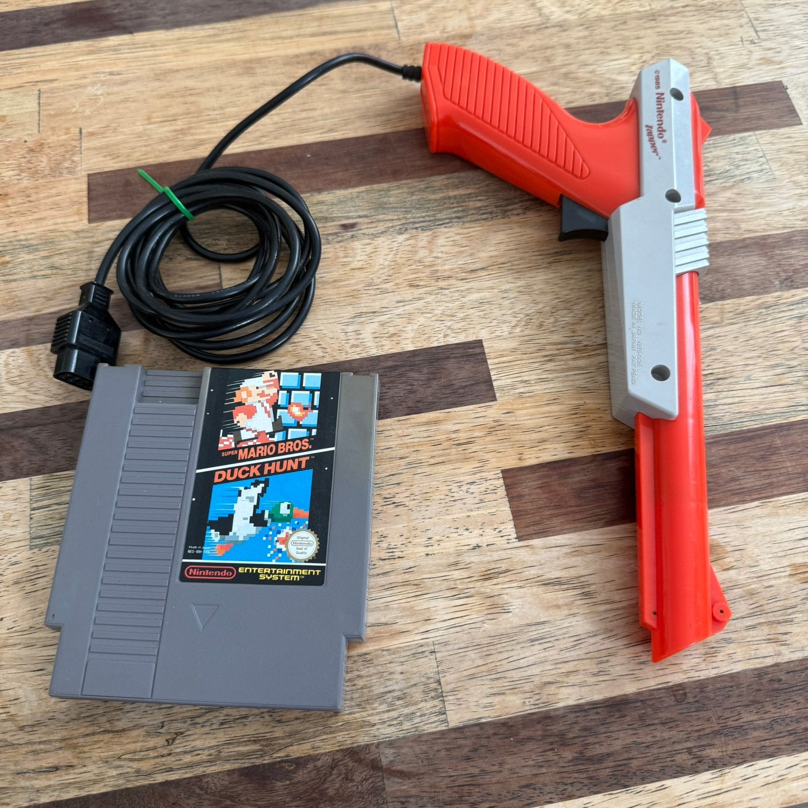 Nintendo NES Zapper + Super Mario Bros. / Duck Hunt – 1985, Spelcomputers en Games, Games | Nintendo NES, Ophalen of Verzenden