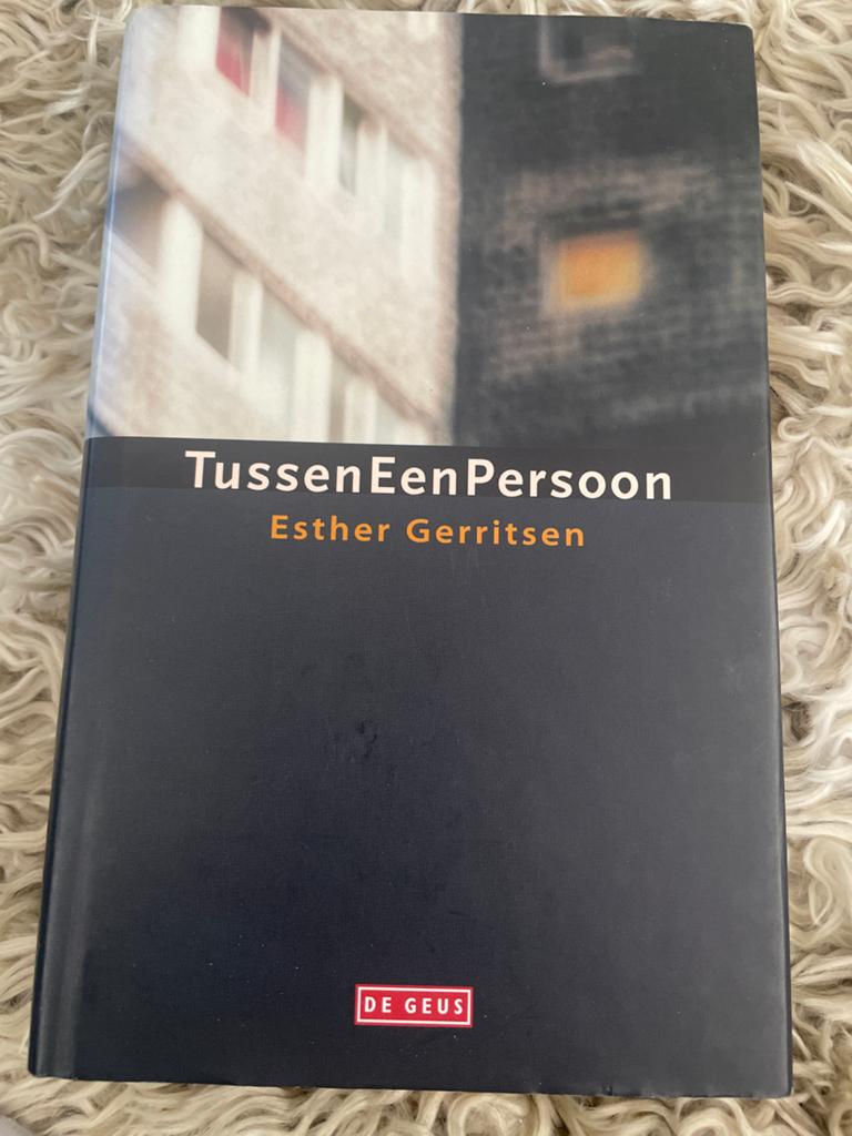 Tussen Een Persoon - Esther Gerritsen (Boek), Boeken, Literatuur, Gelezen, Nederland, Ophalen of Verzenden