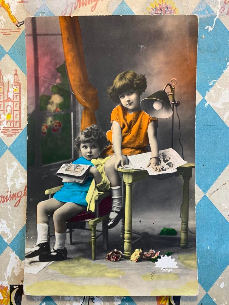 Twee meisjes lezen de krant (NN), Ophalen of Verzenden, 1920 tot 1940, Gelopen, Kinderen