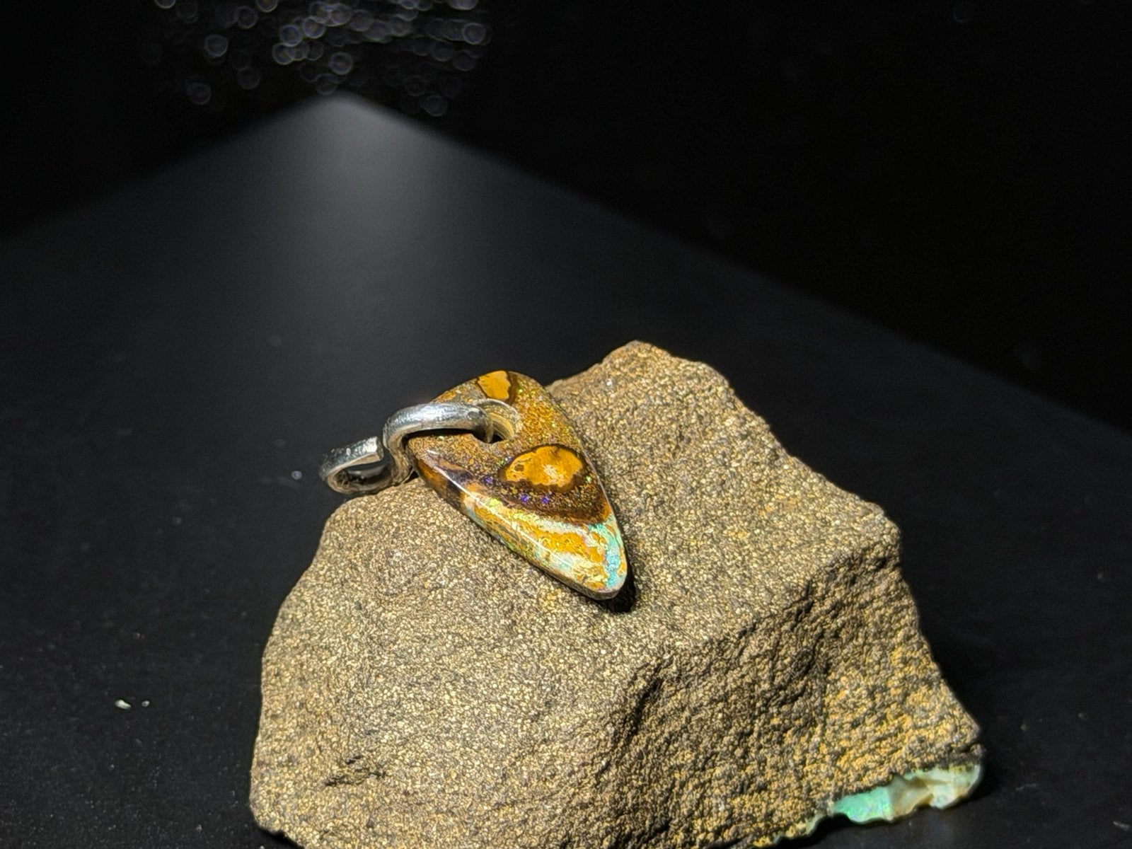 Handgemaakte Australische boulder opaal hanger, Overige voorstellingen, Nieuw, Ophalen of Verzenden, Met edelsteen