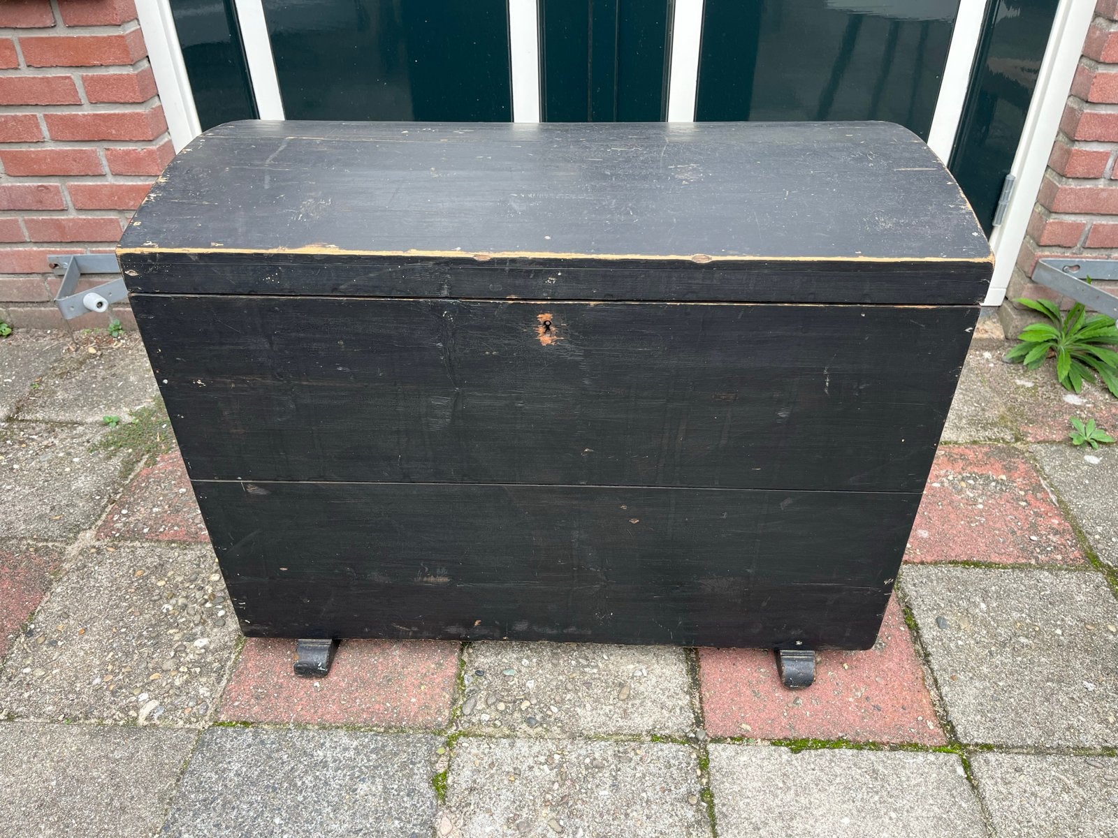 Vintage zwarte houten kist met gebogen deksel, Ophalen, 50 – 75, Gebruikt, 100 tot 150 cm